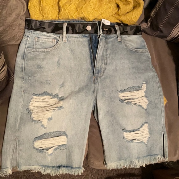 NWT Fashion Nova Distressed Jean Shorts Size 11 - Picture 1 of 3